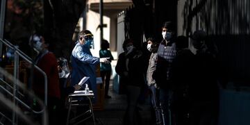 AME5748\u002E BUENOS AIRES (ARGENTINA), 10/06/2020\u002E- Un grupo de personas esperan para realizarse un testeo de COVID-19, este miércoles, en el barrio de Flores en la Ciudad de Buenos Aires (Argentina)\u002E EFE/ Juan Ignacio Roncoroni