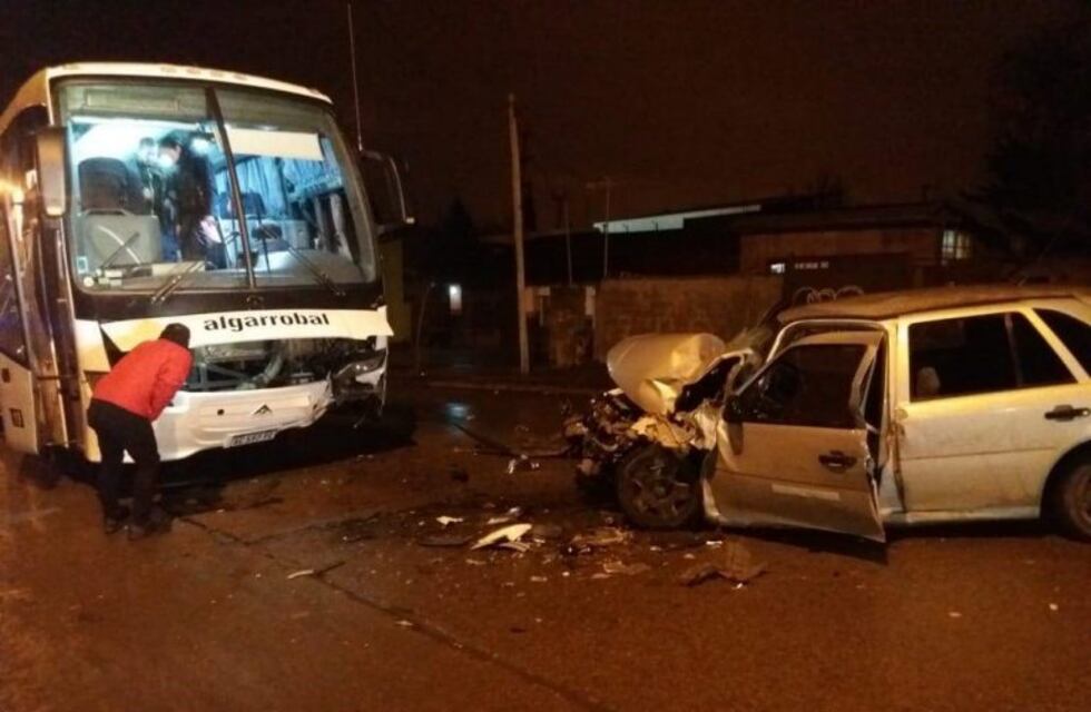 Un herido tras un choque frontal entre un colectivo y un auto