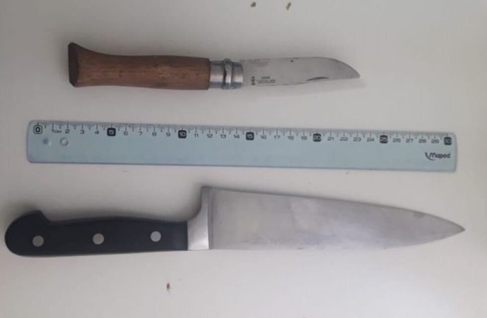 Lo amenazó con cuchillos y quedó detenida