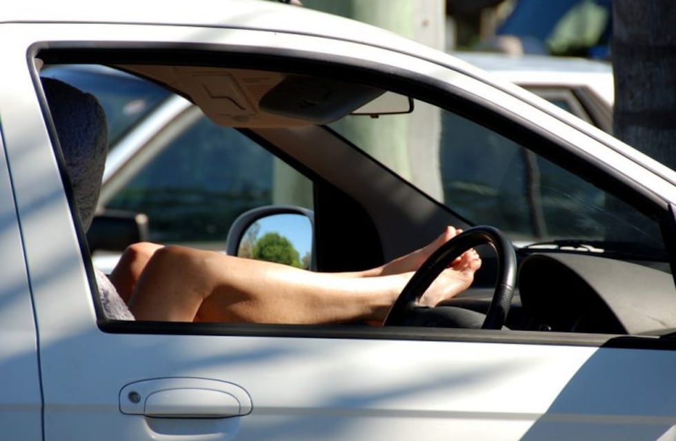 Por tener sexo en el auto con las puertas abiertas un hombre terminó con una causa por cohecho