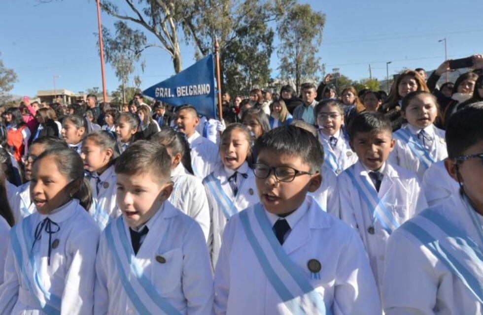 Alumnos y soldados, aunados en el compromiso ante la Bandera