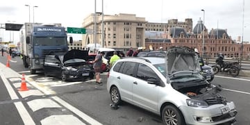 Choque múltiple y cinco heridos en la autopista 9 de Julio Sur\u002E