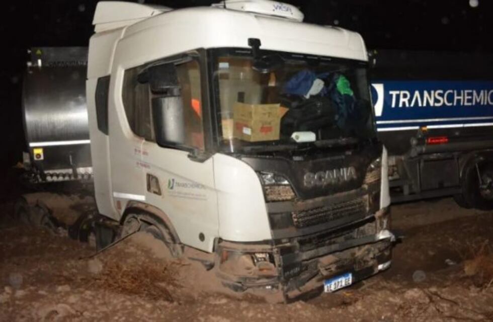 Se le apareció un animal en la Ruta, intentó esquivarlo y el camión quedó enterrado