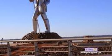 Andres Guacurarí\u002E Monumento en la Costanera de Posadas\u002E (WEB)