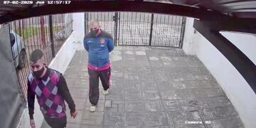 Buscan a dos violentos ladrones de Mar del Plata: quedaron escrachados en un video (Foto: Captura de video)
