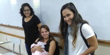 Docentes le cuidaron su hija de cuatro meses para que pudiera rendir el examen de ingreso\u002E