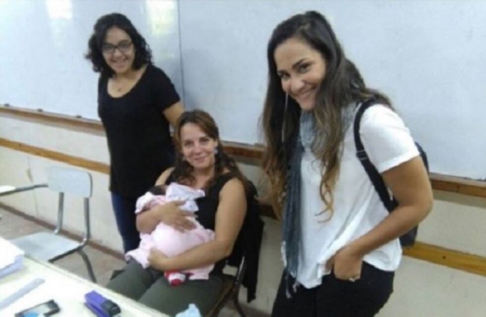 La foto que emociona a San Juan: profes le cuidan la nena a una alumna