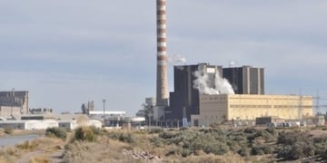 Se prendió fuego una columna de alta tensión en la central termoeléctrica