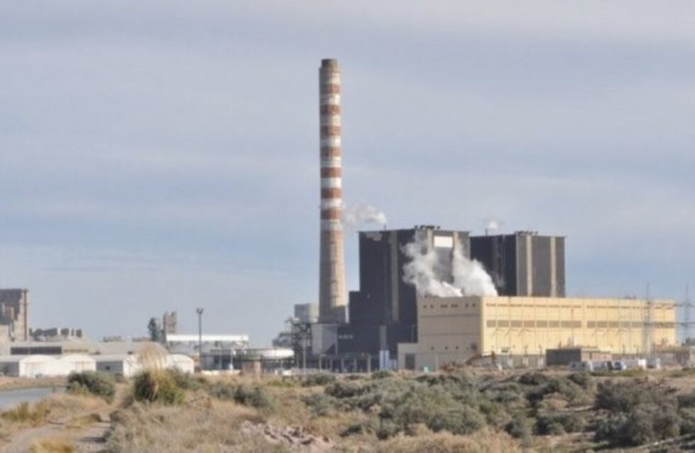 Se prendió fuego una columna de alta tensión de la central Termoeléctrica de Bahía