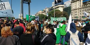 Protesta de empleados estatales en avenida 9 de Julio y Diagonal Norte.