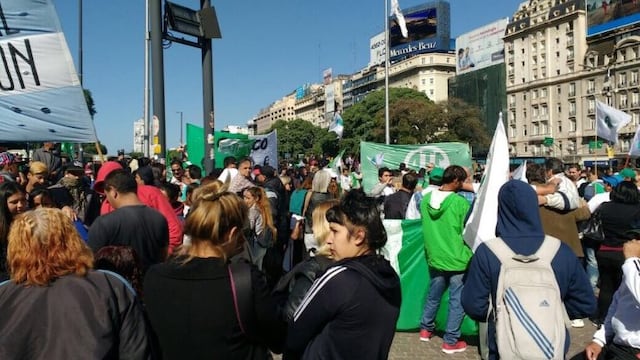 Protesta de empleados estatales en avenida 9 de Julio y Diagonal Norte.