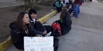 Los estudiantes permanecen desde el mediodía con la toma de la terminal de transporte\u002E