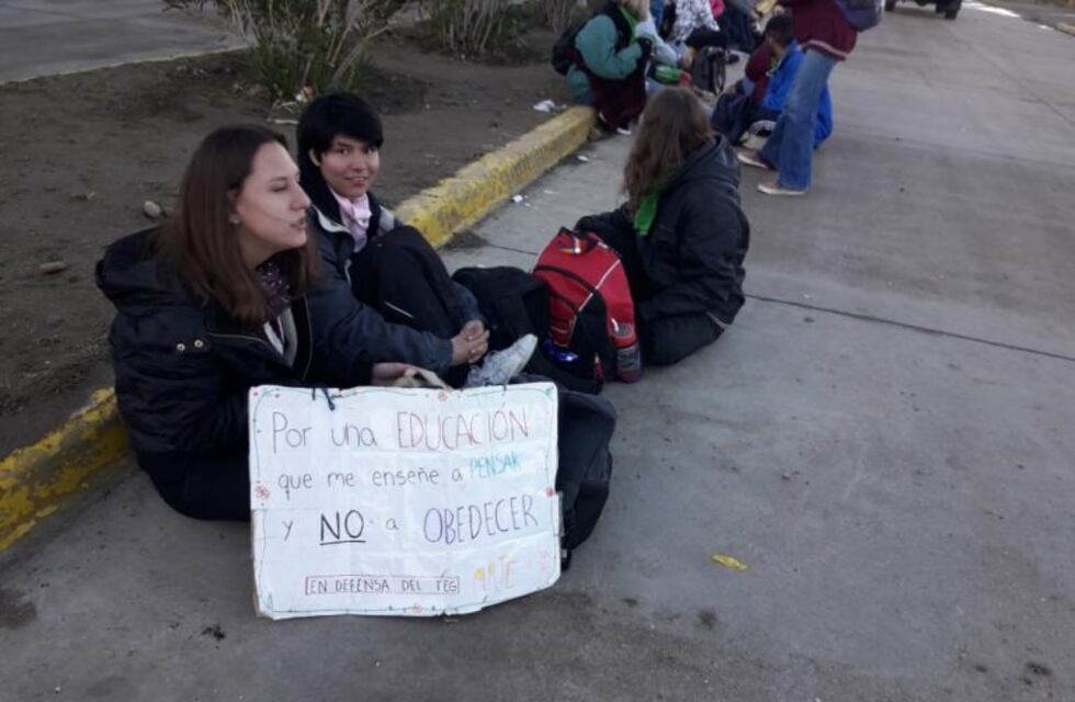 Alumnos continúan con la toma de terminal de transporte reclamando el TEG