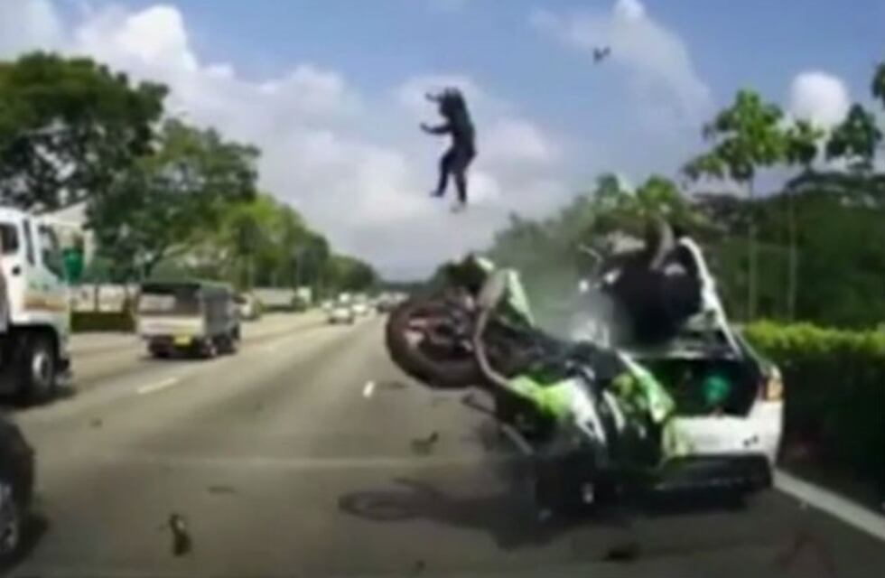 Video: Impactante accidente de una moto en Singapur
