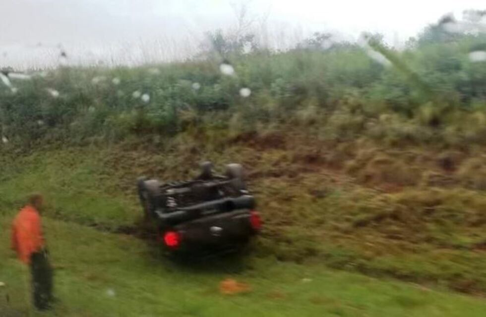 Ruta 14: una camioneta se despistó y volcó en medio de la lluvia