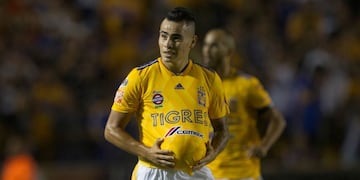 Chino con la pelota en la panza\u002E