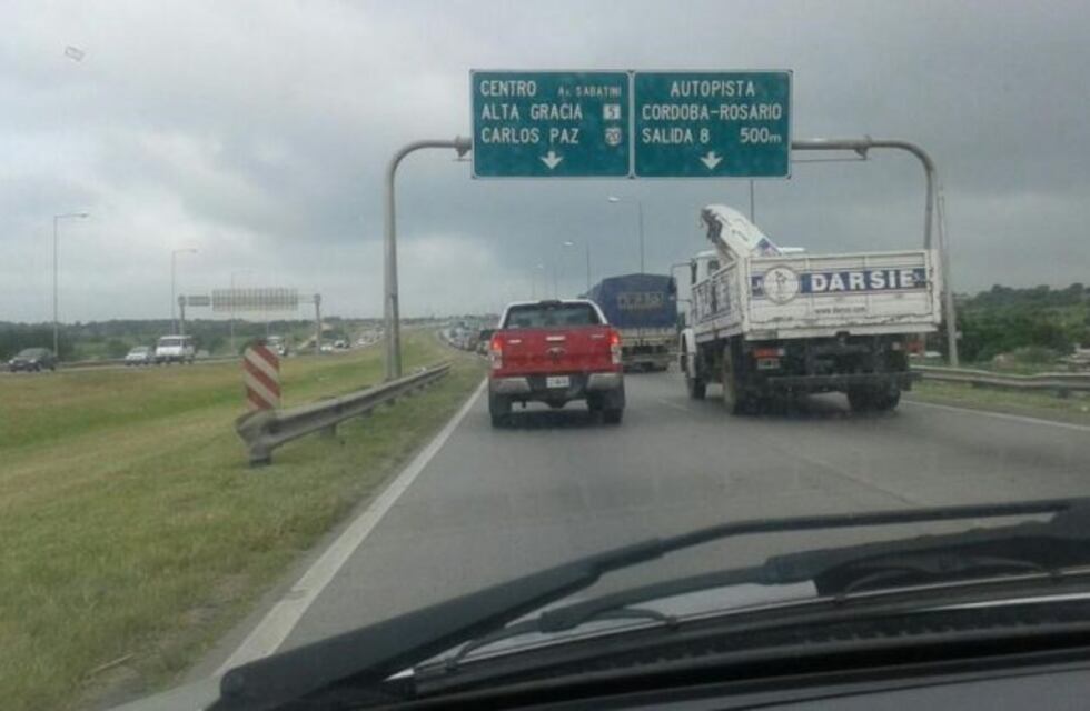 Vecinos armados con palos "cortan" Circunvalación y exigen $ 50 para seguir