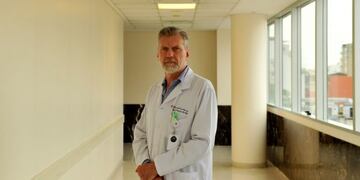 El doctor Eduardo San Román, jefe de terapia Intensiva para adultos del Hospital Italiano (Clarín)