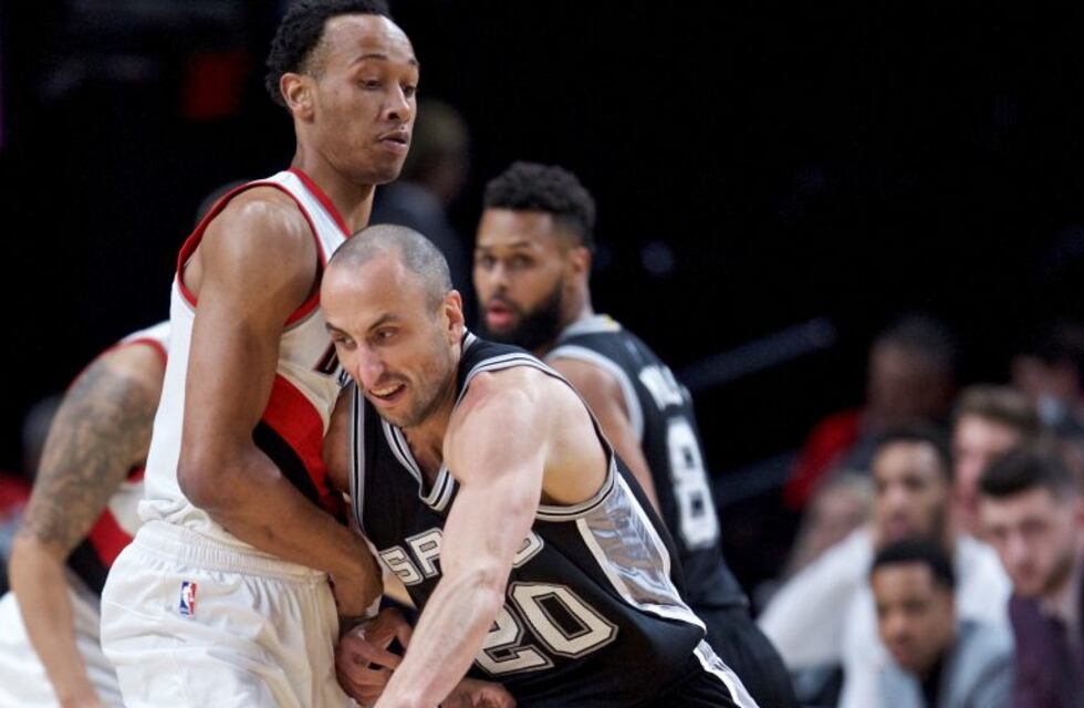 ¡A lo Messi! Mirá el espectacular pase de caño de Manu Ginóbili ante Portland