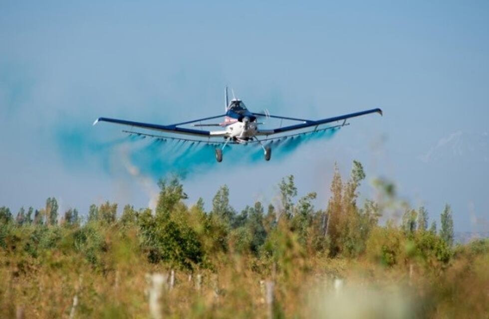 Pretenden regular la pulverización aérea de agroquímicos en Mendoza