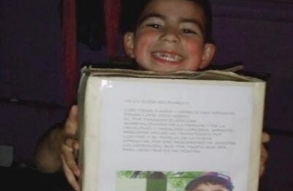 Un niño vive en el vagón de un tren y padece de una grave enfermedad, pide ayuda para comprar los medicamentos