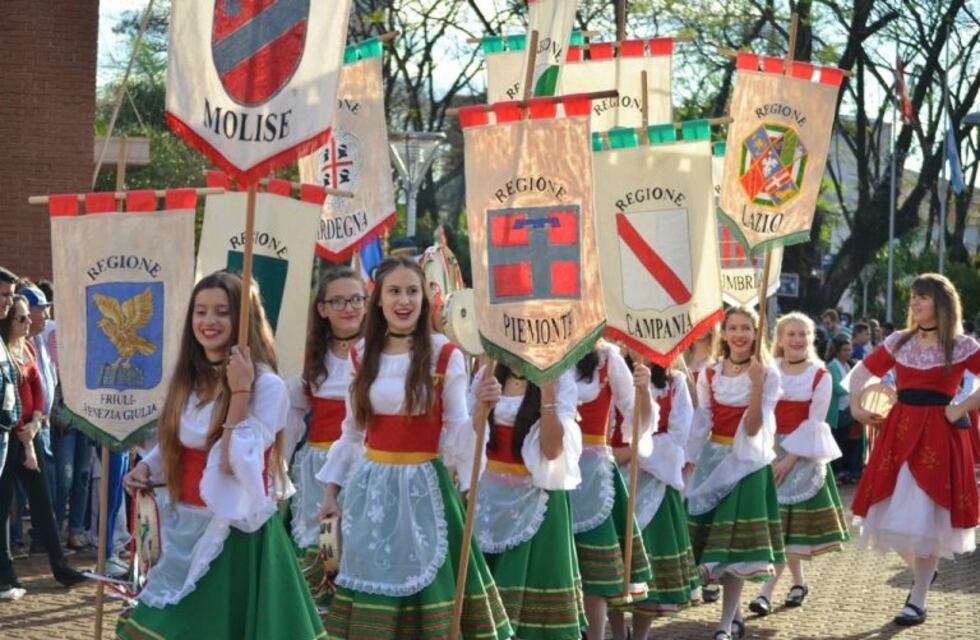 Desfile inaugural de la Fiesta Nacional del Inmigrante en Oberá