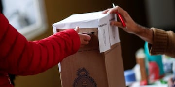 BAS06\u002E BUENOS AIRES (ARGENTINA), 13/08/2017\u002E- Ciudadanos argentinos ejercen su derecho al voto hoy, domingo 13 de agosto de 2017, en un centro electoral de Buenos Aires (Argentina)\u002E Los colegios electorales de Argentina abrieron hoy sus puertas para que los ciudadanos elijan en las cuartas primarias de la historia del país a los candidatos definitivos para las elecciones legislativas del próximo octubre\u002E EFE/David Fernández ciudad de buenos aires  elecciones legislativas paso 2017 votacion gente votando