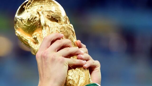 partido final del mundial en el estadio maracana copa trofeo mundialrnGermany's defender Benedikt Hoewedes holds up the World Cup trophy as he celebrates after winning the 2014 FIFA World Cup final football match between Germany and Argentina 1-0 followin