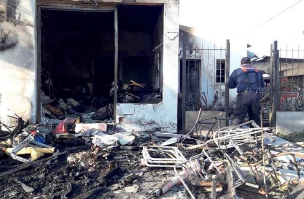 Un incendio destruyó una tapicería en el barrio Zona Norte de Santa Rosa