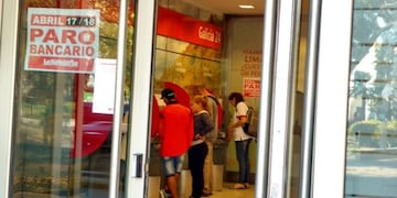 La Bancaria sigue de paro este miércoles y comienza a faltar plata en los cajeros\u002E
