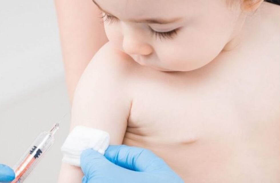 Un nene con gripe murió porque su mamá lo trató con medicina alternativa por consejo de un grupo "antivacunas"