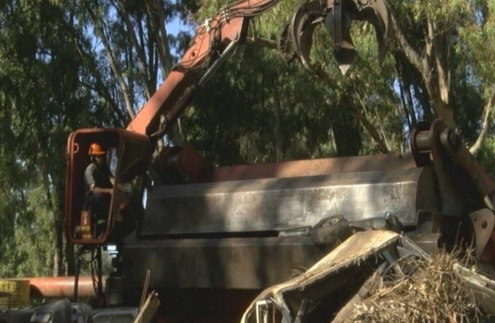 Operativo de compactación de autos y motos