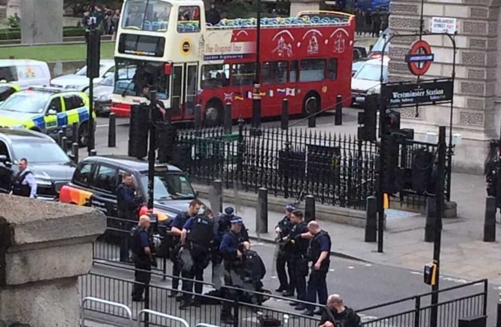 Londres: detuvieron a un hombre armado cerca del Parlamento sospechado de planear un ataque terrorista