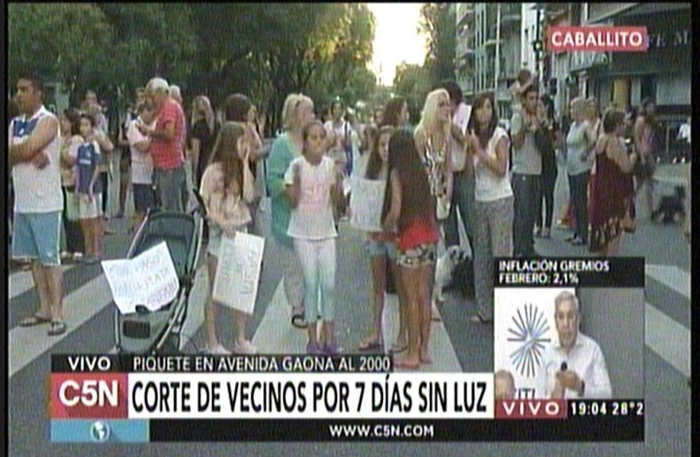 Vecinos cortan la calle en Caballito por estar siete días sin luz