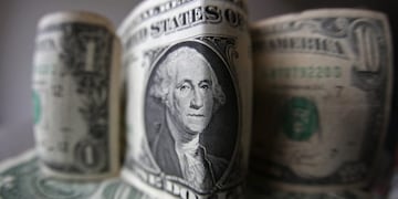 BRA10\u002E RÍO DE JANEIRO (BRASIL), 22/08/2018\u002E- Billetes de dólares hoy, miércoles 22 de agosto de 2018, en Río de Janeiro (Brasil)\u002E El dólar continuaba hoy por encima de los cuatros reales en Brasil después de superar ese techo en la víspera, cuando llegó a su mayor nivel en más de dos años, en medio de las incertidumbres por las elecciones presidenciales de octubre\u002E A mitad de la sesión de este miércoles, la divisa brasileña se depreciaba un 0,81 % frente al dólar, moneda que se negociada a 4,072 reales para la venta en el tipo de cambio comercial\u002E EFE/Marcelo Sayão Cada vez mas clientes compran dolares como forma de ahorro crisis economica inflacion