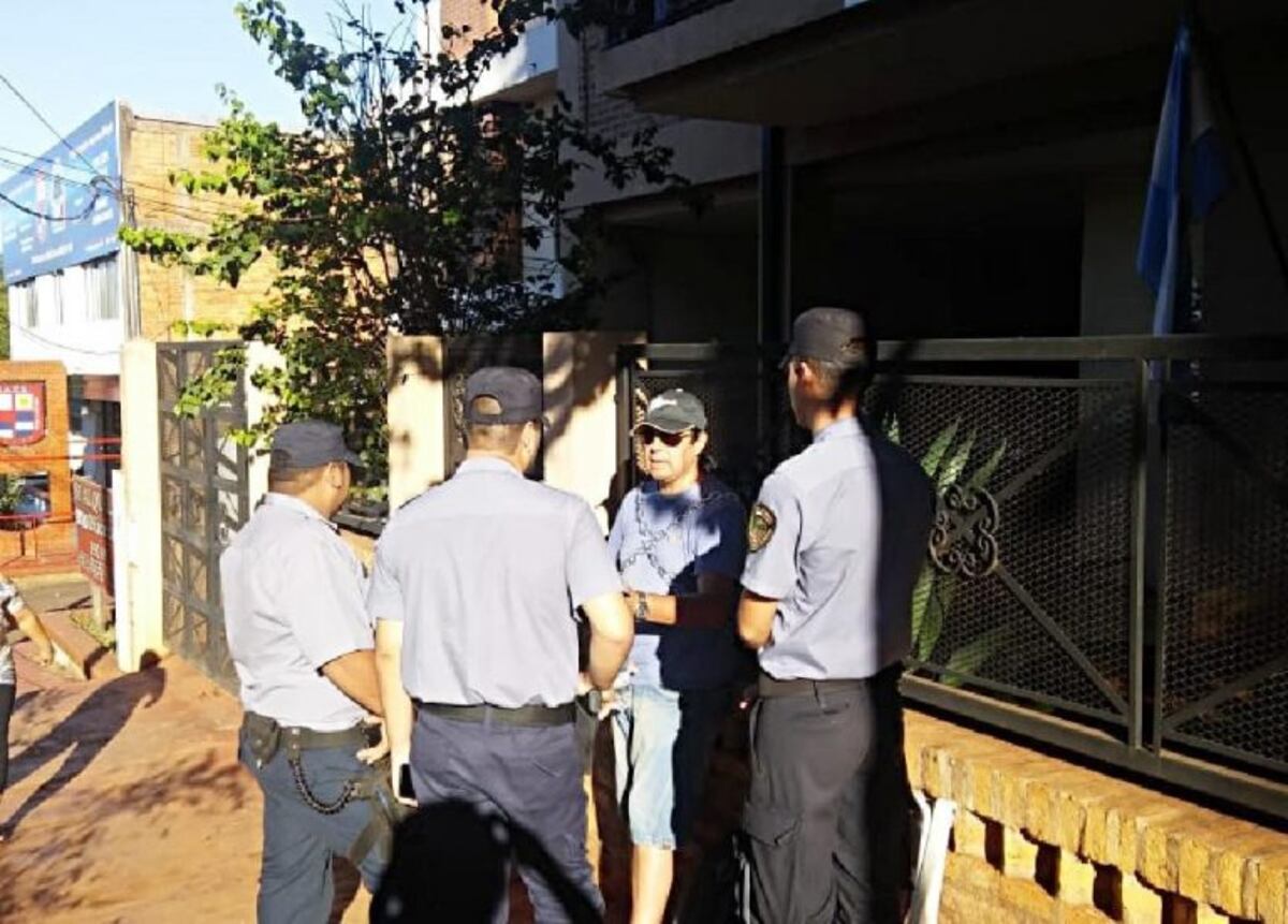 Caso Oulier: se encadenó para que liberen a su hijo acusado de abuso sexual\u002E