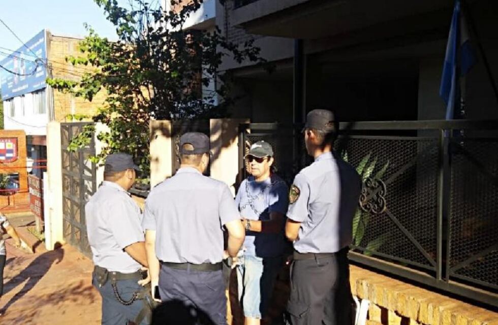 Caso Oulier: el padre del detenido se encadenó para pedir justicia