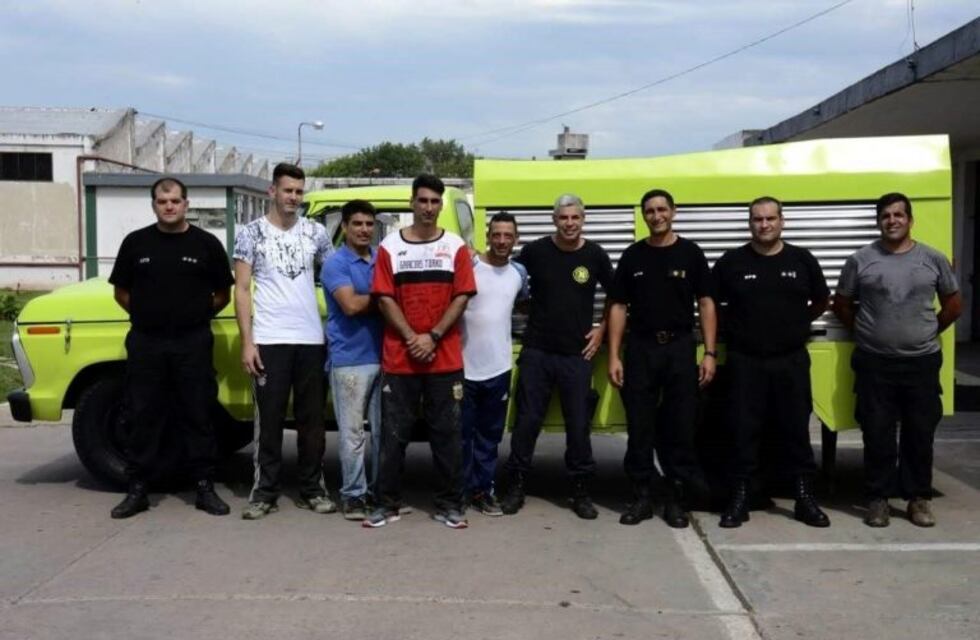Internos de una cárcel platense restauraron un autobomba para que esté al servicio de los vecinos