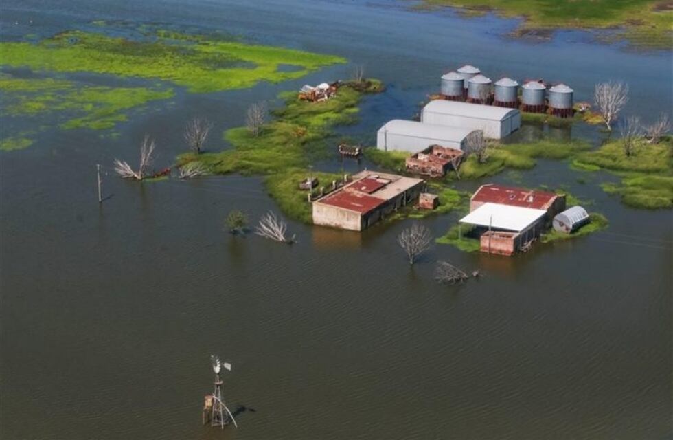 Reclaman obras por la inundación en Arias