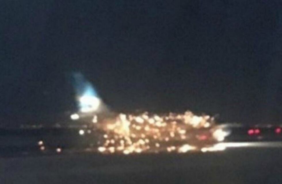 Se prendió fuego un motor de un avión de Aerolíneas Argentinas en Nueva York justo antes de despegar