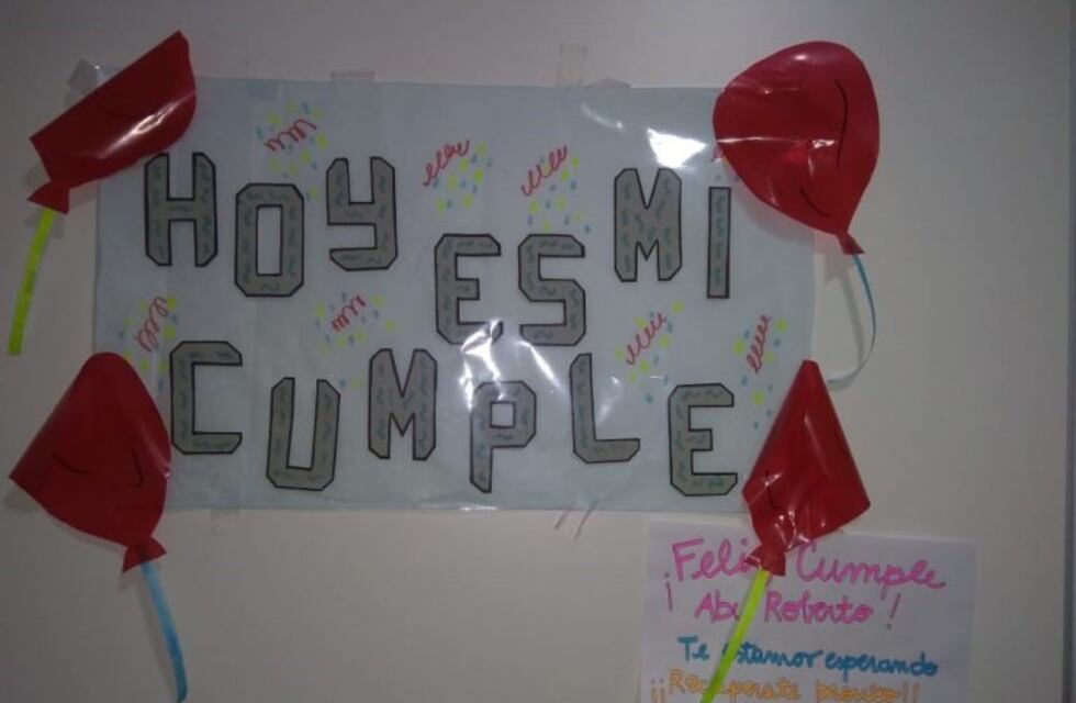 Enfermeros y médicos festejan los cumpleaños a los pacientes del Hospital Naval
