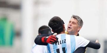 El festejo del gol de Nicolás Véliz con su equipo\u002E (Foto: facebook)\u002E