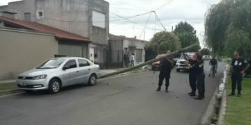 Tras el desplome, dos autos que estaban en las inmediaciones sufrieron daños\u002E (El Informante)
