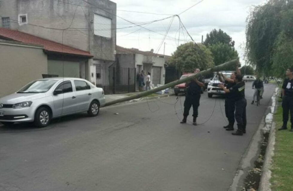 Se desplomó un poste de teléfono y dos autos terminaron con abolladuras