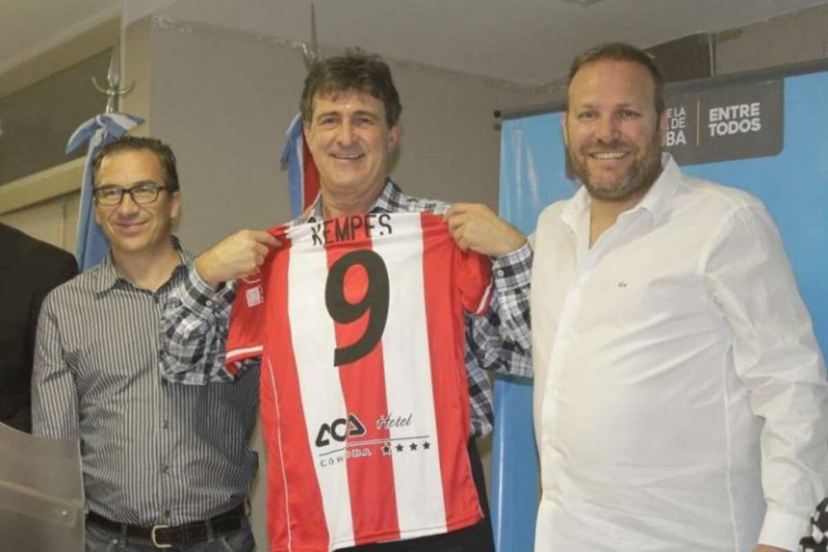 El Matador Albirrojo, junto al presidente Gastón Defagot y el vice Daniel Pedraglio\u002E El padre de este último, Atilio, fue quien trajo a Kempes a Instituto\u002E