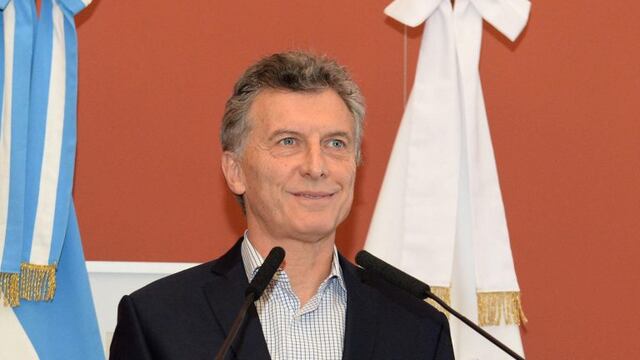 BAS801. BUENOS AIRES (ARGENTINA), 24/04/2017.- Fotografu00eda cedida por la presidencia de Argentina donde se ve al presidente argentino Mauricio Macri hablando hoy, lunes 24 de abril de 2017, en Buenos Aires (Argentina). Macri, encabezu00f3 hoy el lanzamiento de