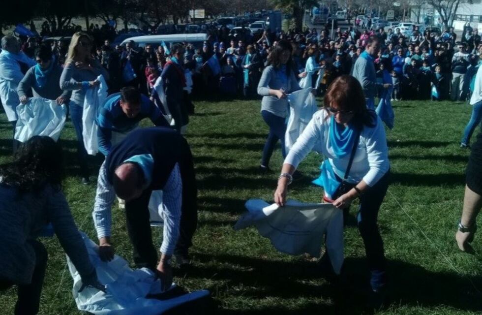 Aborto: profesionales cuelgan sus pecheras en contra de la ley