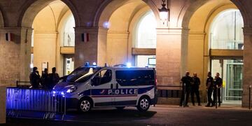 A picture taken on August 19, 2017 shows police officers outside the train station of Nimes, following its evacuation after suspicious activities were reported\u002E / AFP PHOTO / Jaime Reina