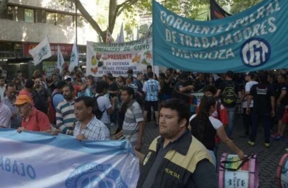 Gremios protestan en las calles de Mendoza contra la reforma laboral y previsional