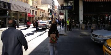 Los vehículos municipales mal estacionados en el centro de Córdoba\u002E (Fotos Paola Pignata)